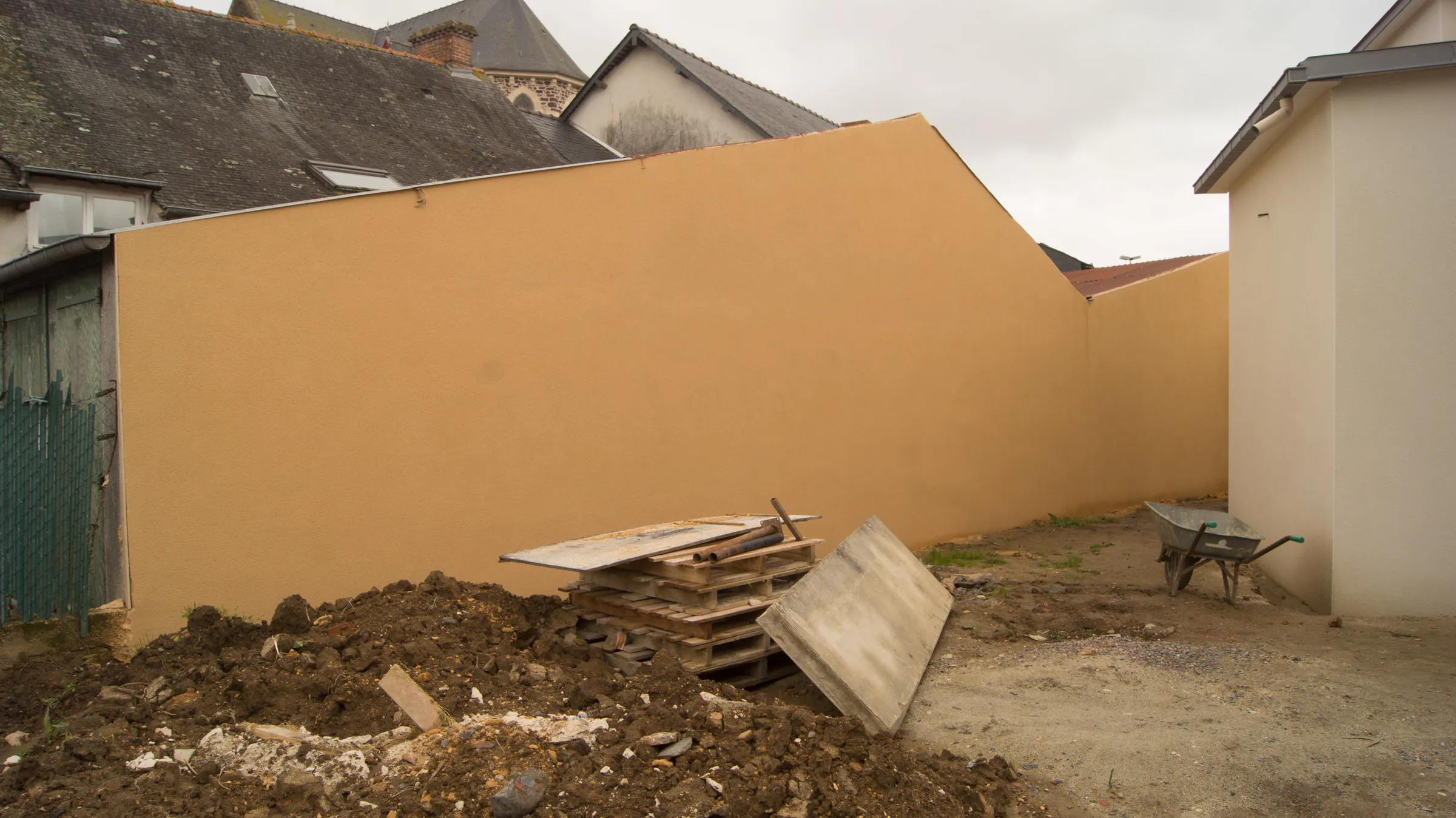 Avant réalisation de la fresque, un mur mitoyen avec ses gravats.